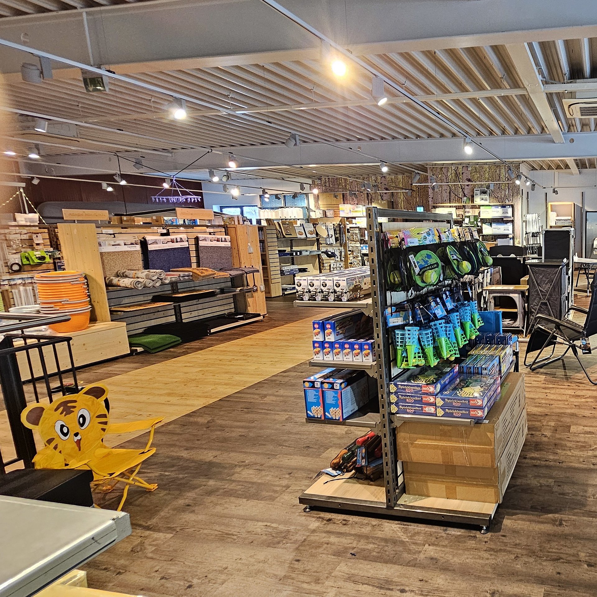Camping Outdoor Shop: Blick in den Verkaufsraum im Obergeschoss