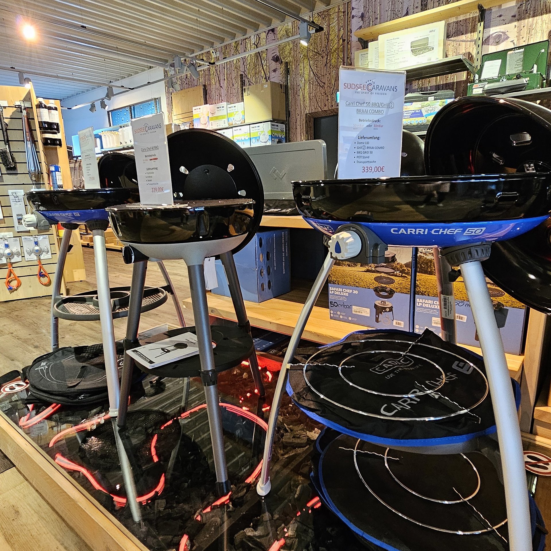 Camping Outdoor Shop: mehrere aufgebaute Gasgrills